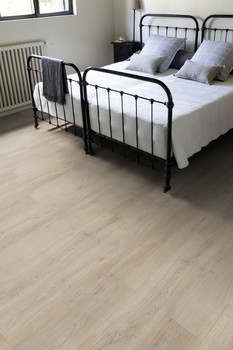 Vinylová podlaha Gerflor Rigid 55 Lock Acoustic 0004 SUCRE v ložnici - vzorkovna Praha