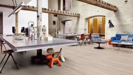 Vinylová podlaha  iD Click Ultimate 55 Copper Oak LIGHT v obývacím pokoji - vzorkovna Praha