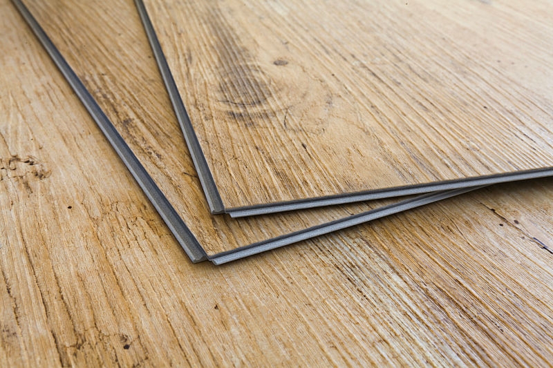 Co je lepší vinyl nebo plovoucí podlaha?